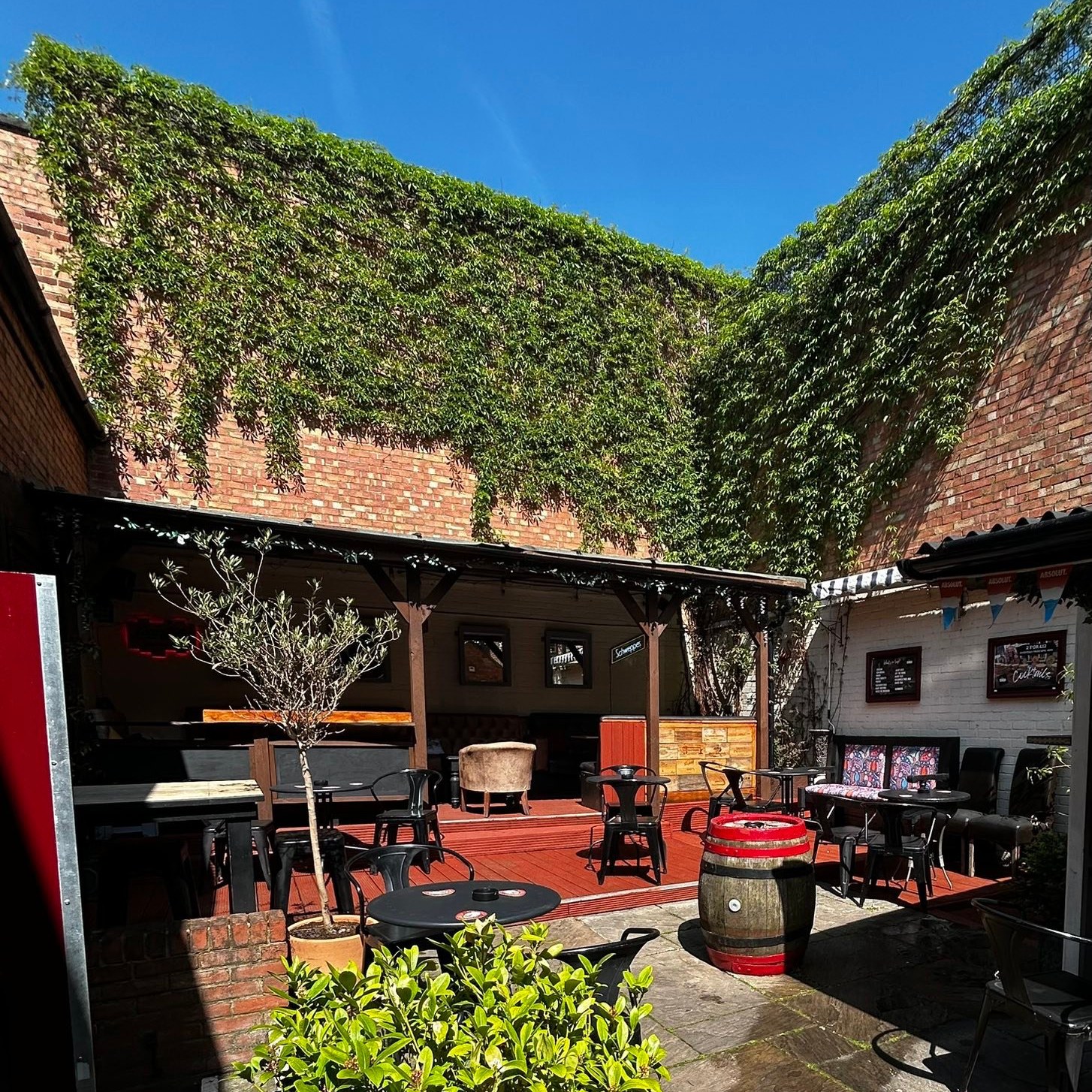 coach and horses - banbury - garden