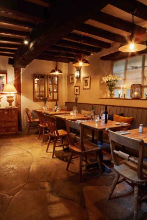 intimate-pub-setting